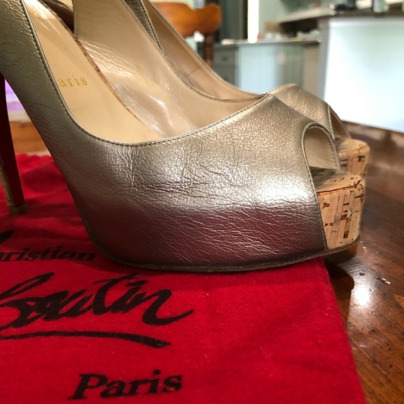 Christian Louboutin Gold Leather Peep Toe Cork - Picture 4 of 16